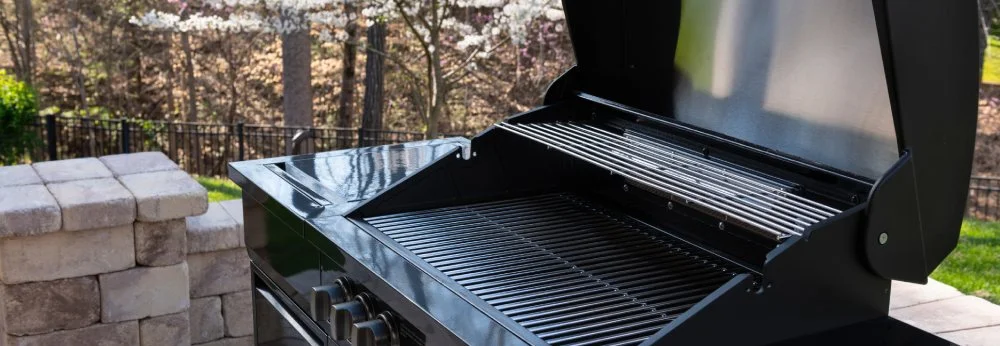 dunkler Gasgrill mit geöffneten Deckel